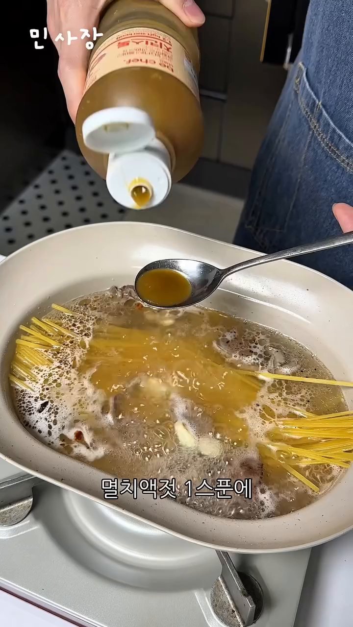 뚜껑을 열고 물이 졸아들 때까지 계속 끓입니다.