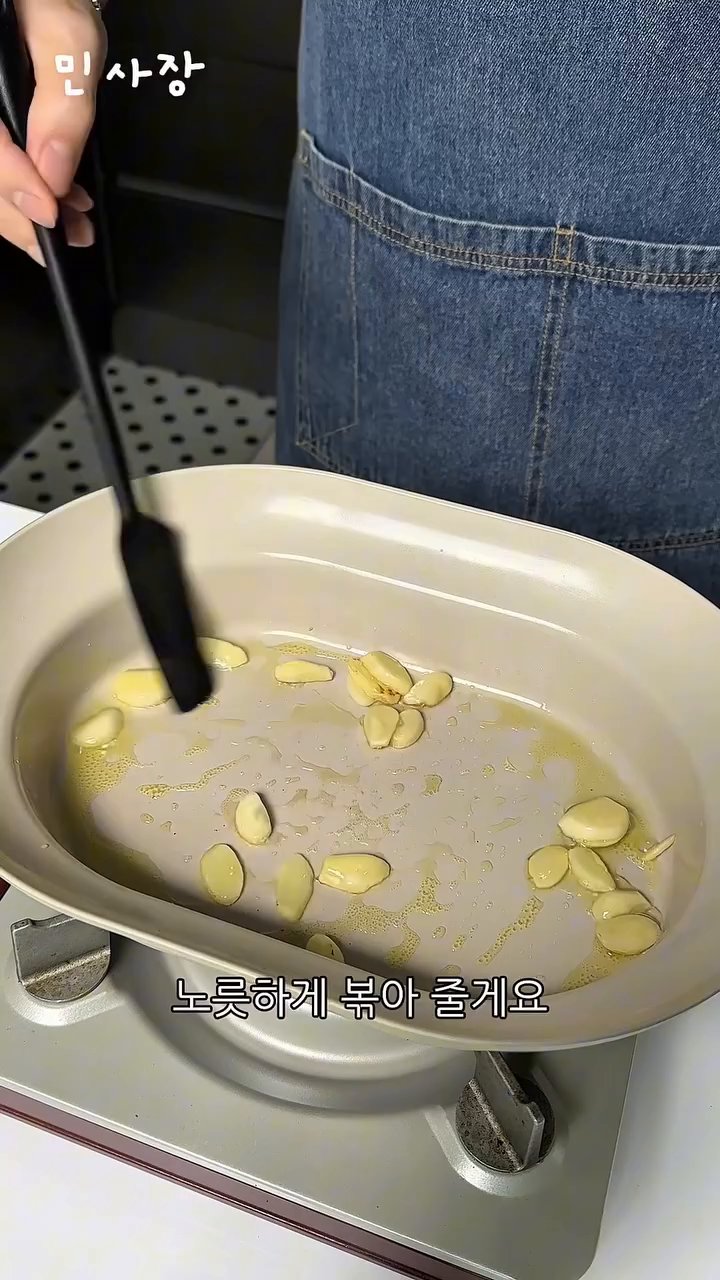 물 600ml를 넣고 파스타면 1인분을 넣습니다.