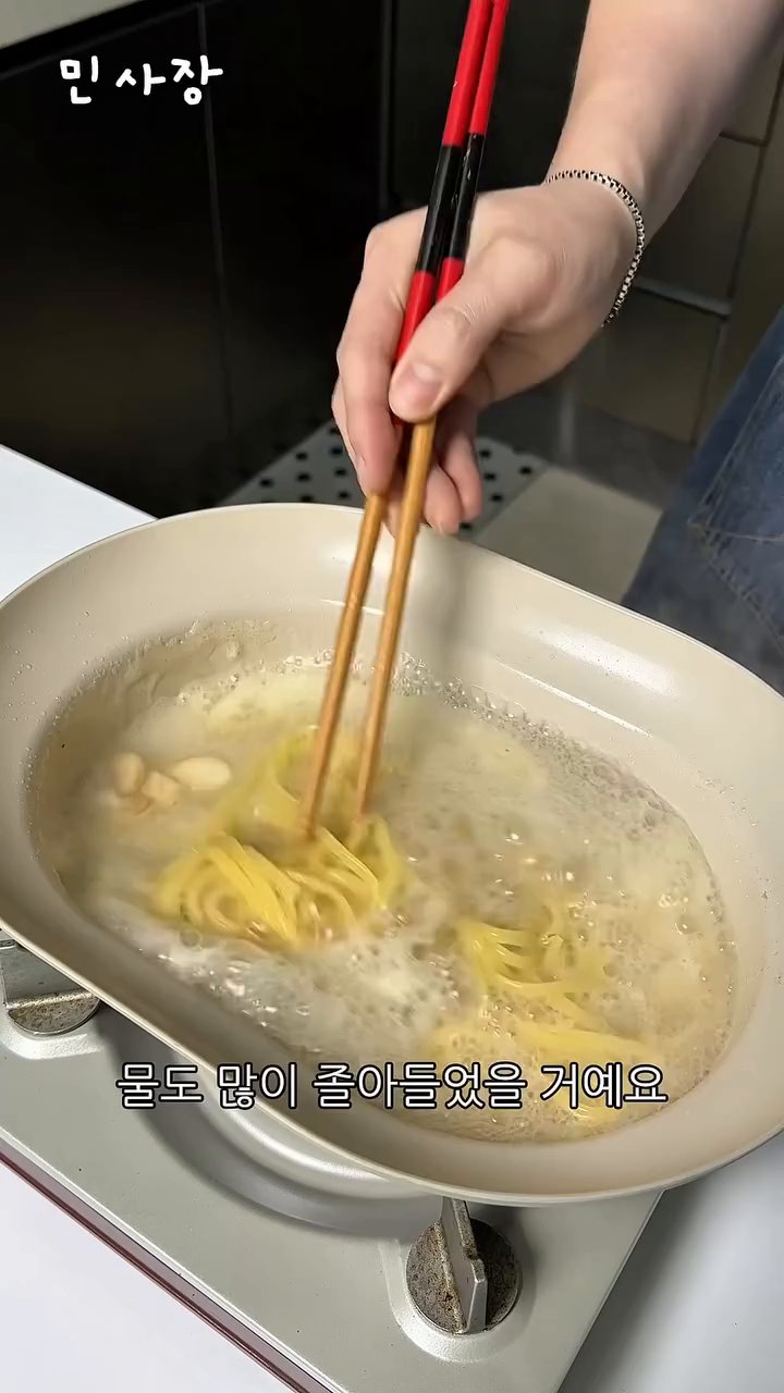 물이 졸아들면 시오콤보, 체다치즈, 버터를 넣고 잘 섞어줍니다.