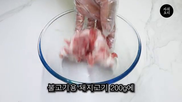 마지막으로 참기름과 통깨를 뿌리면 완성입니다.
