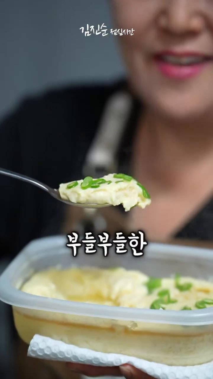 맛소금 1/4숟갈과 참치액 1숟갈을 추가하고 다시 잘 섞습니다.