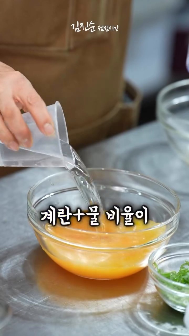 뚜껑을 살짝 덮고 전자레인지에 넣습니다.