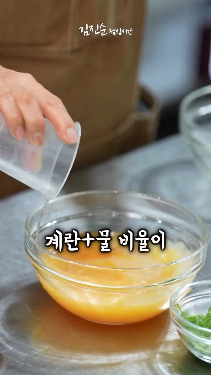 전자레인지에서 4분 30초 동안 돌립니다.