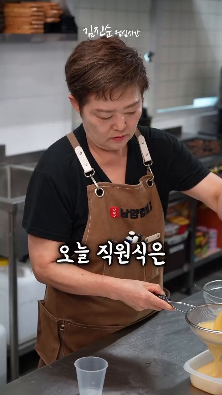 뚜껑을 꽉 닫고 다시 전자레인지에 30초 더 돌립니다.