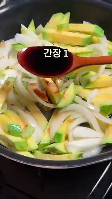 채 썬 애호박과 양파를 넣고 겉면만 살짝 노릇하게 볶습니다.