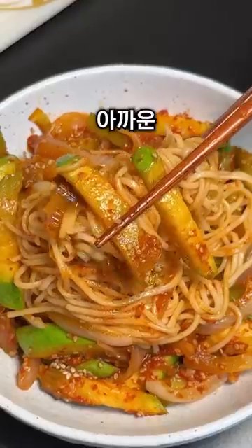 마지막으로 계란 프라이를 얹어 완성합니다.