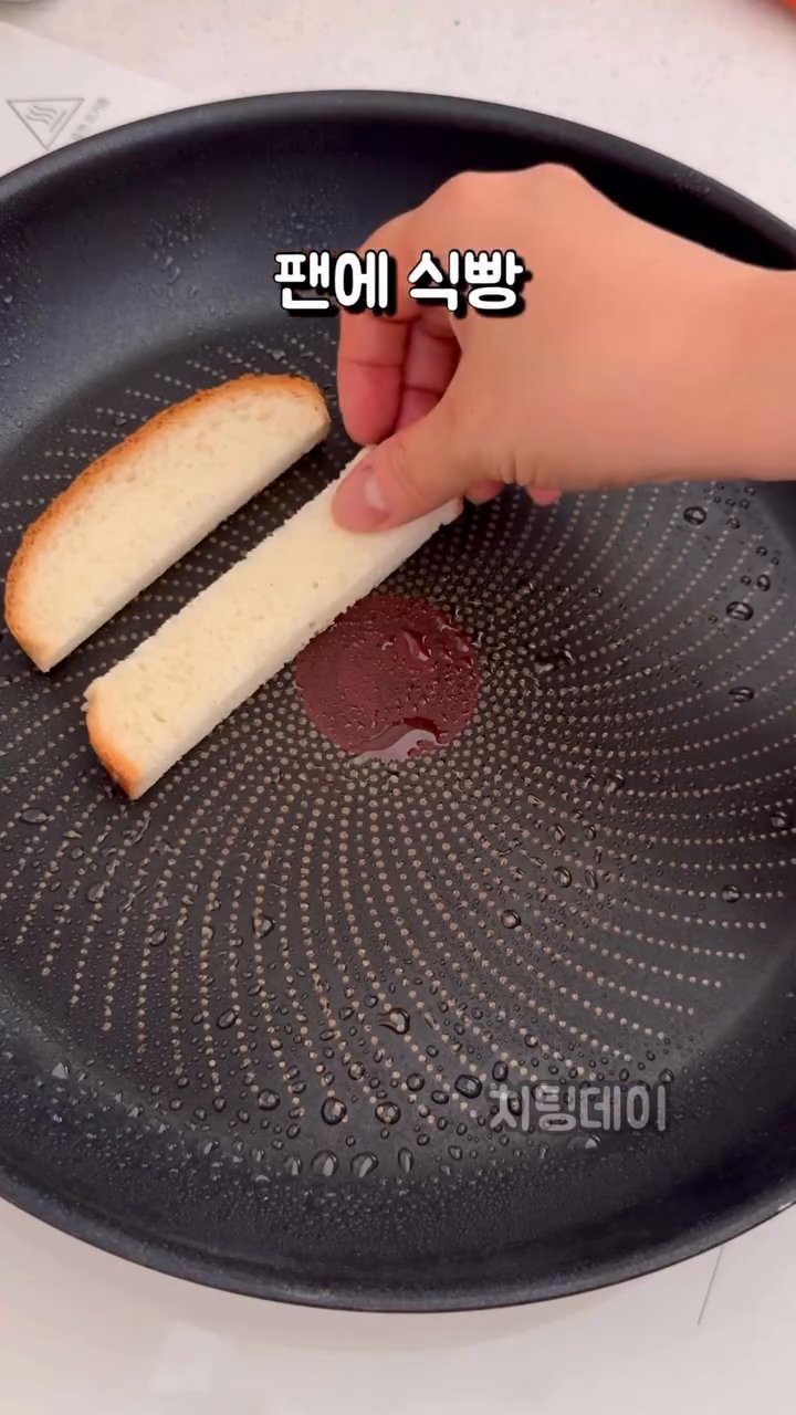 팬에 식빵을 가지런히 올리고 빵 사이사이에 계란물을 부어준다.