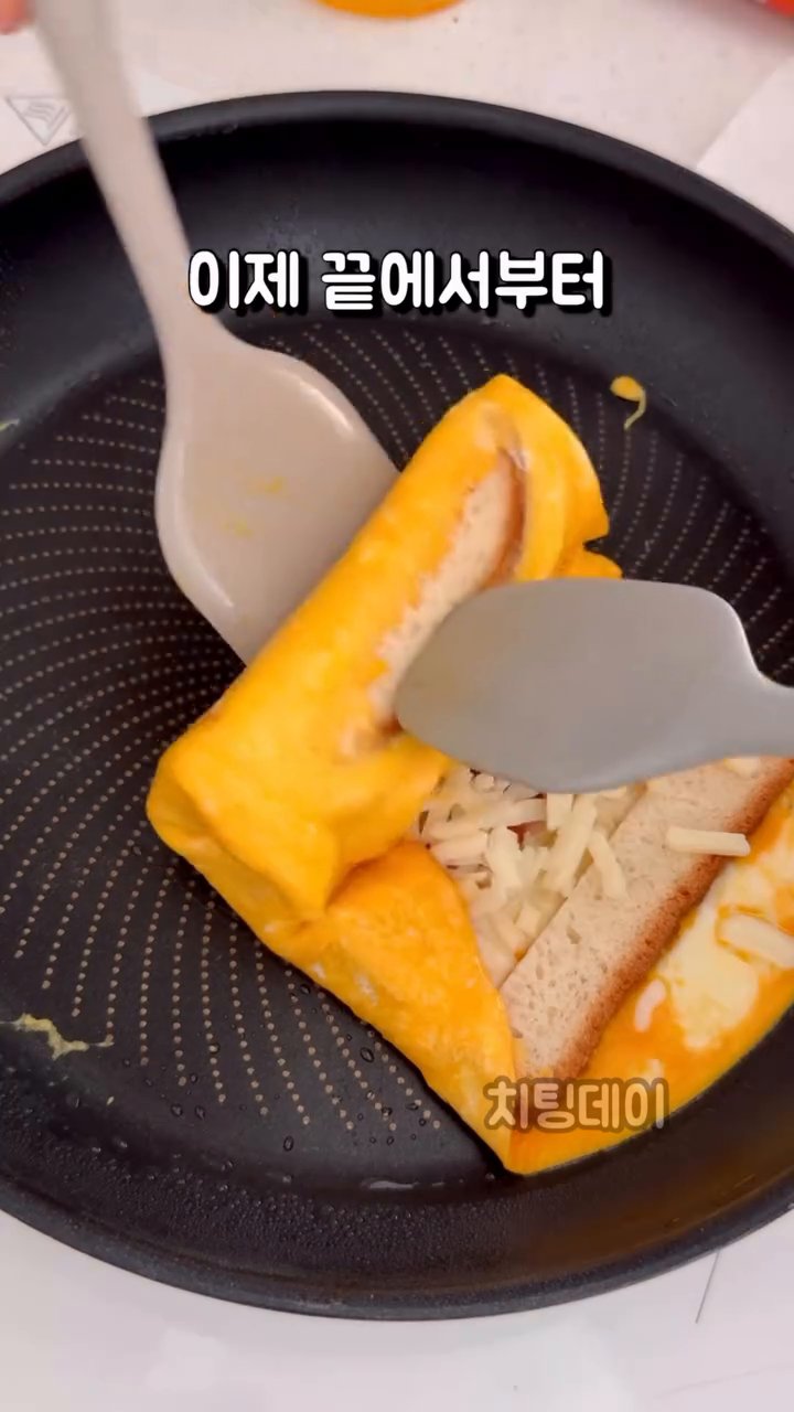 끝에서부터 돌돌 말아준다.