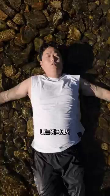 쌀을 깨끗이 씻어 물에 30분 정도 불려 준비합니다.