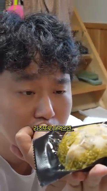 완성된 전복죽을 그릇에 담아 따뜻하게 즐깁니다.