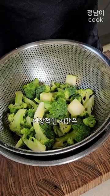 조리된 브로콜리를 한 김 식힌 후, 엑스트라 버진 올리브 오일, 홀그레인 머스타드, 알룰로스를 넣고 가볍게 버무립니다.