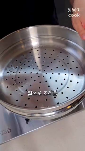 버무린 브로콜리를 접시에 담고 소금과 후추로 간을 맞춥니다.