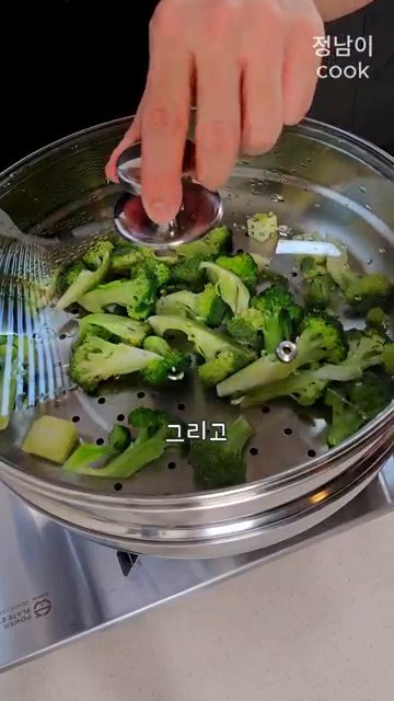 완성된 브로콜리 샐러드를 서빙합니다.
