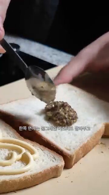 구운 소고기를 넉넉하게 올려줍니다.