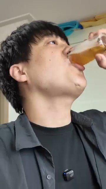 완성된 샌드위치를 접시에 담아 서빙합니다.
