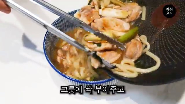 토치로 겉면을 살짝 그을려줍니다.