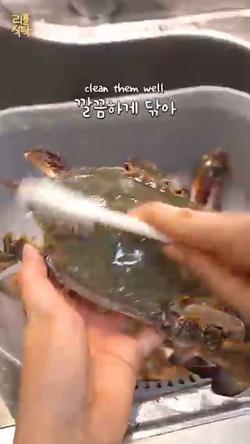 아가미와 다리를 자르고 반으로 잘라서 준비합니다.