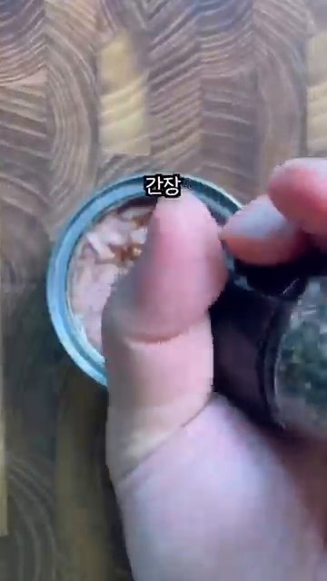 간장, 맛소금, 후추, 설탕, 다진 마늘, 청양고추, 참기름, 통깨를 추가합니다.