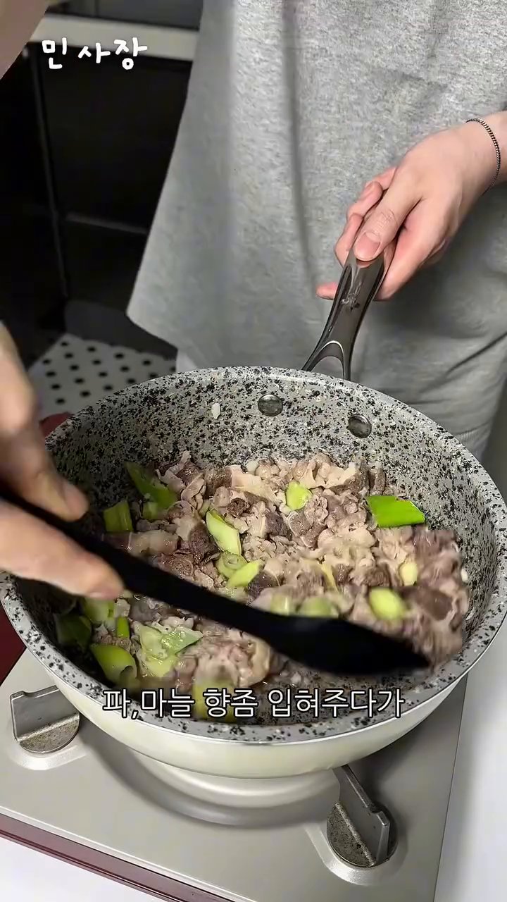숙주 300g을 넣고 간장 2스푼, 미림 2스푼, 굴소스 1스푼, 알룰로스 1스푼, 후추를 약간 넣습니다.