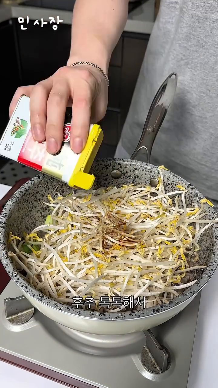제일 센 불에서 숙주가 살짝 숨 죽을 때까지 빠르게 볶아줍니다.