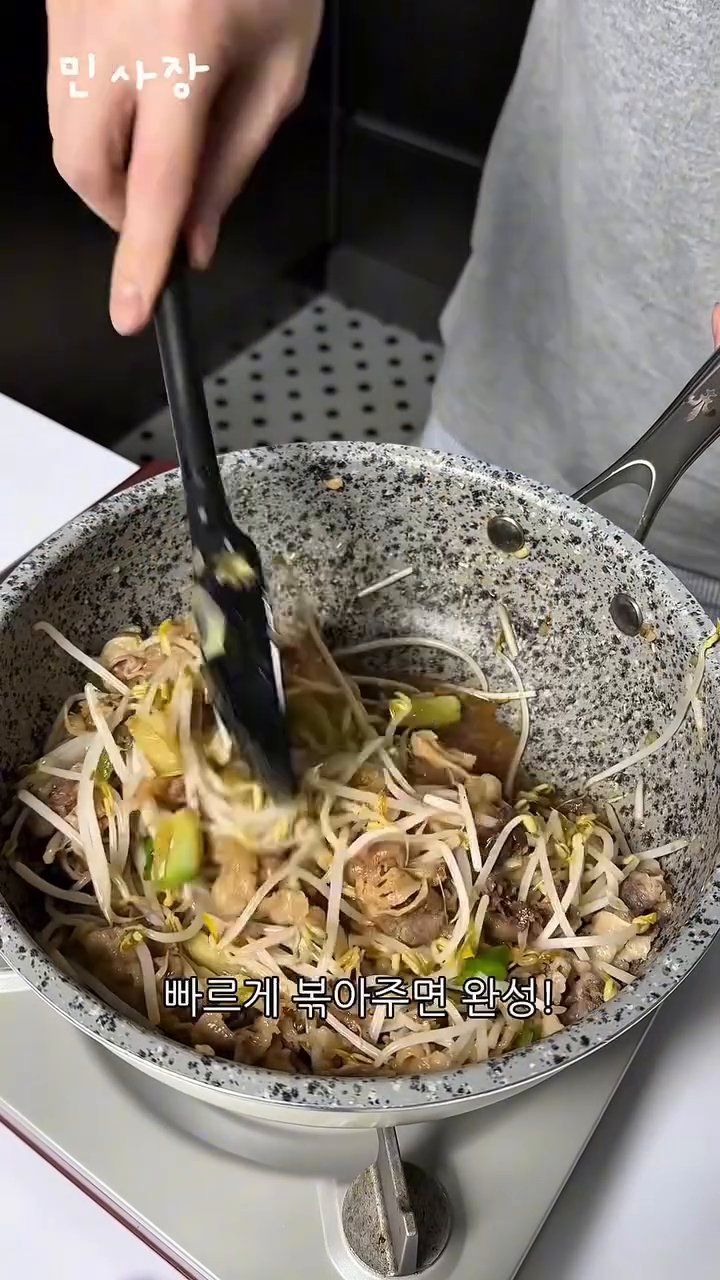 모든 재료가 잘 섞이면 불을 끄고 그릇에 담아 완성합니다.