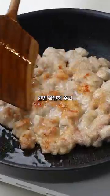 탕수육을 소스와 함께 곁들여 완성합니다.