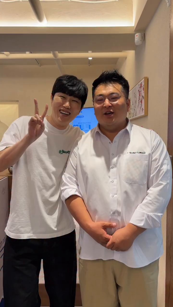 돼지고기 목살에 칼집을 촘촘하게 넣어줍니다. 이렇게 하면 소스가 고기에 잘 스며듭니다.
