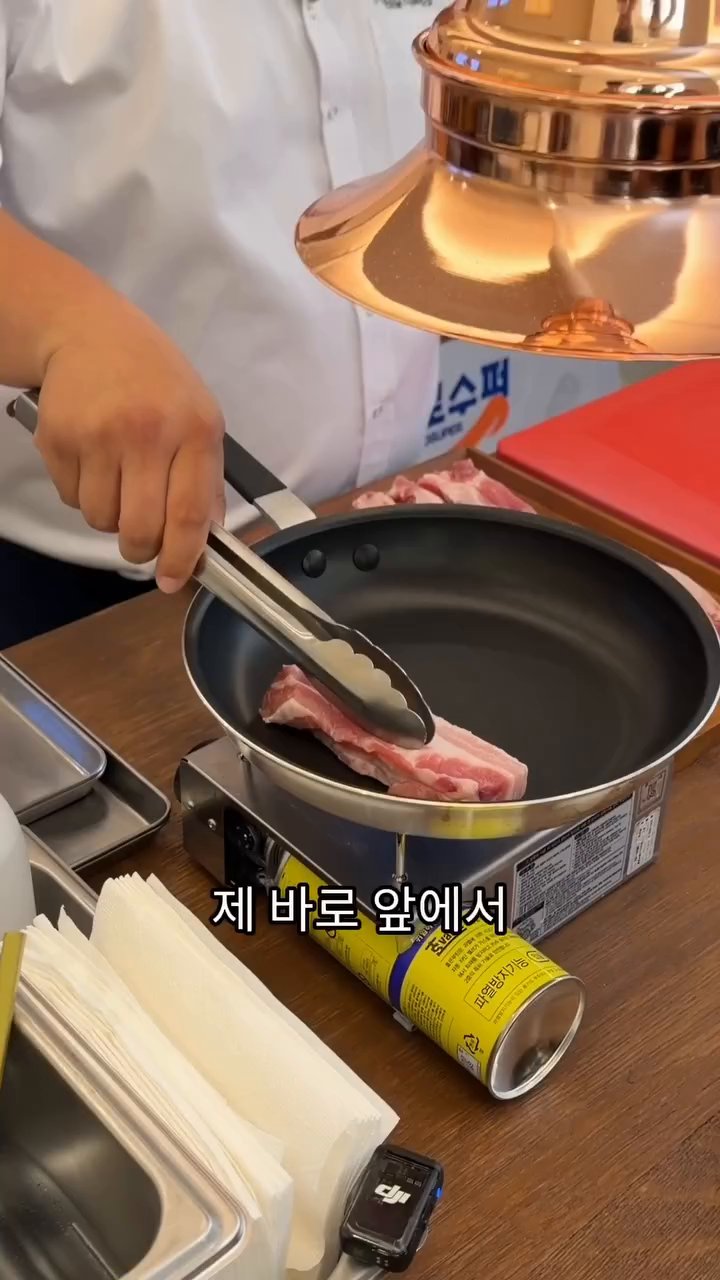 냄비에 물, 진간장, 미림, 갈아만든 배, 진짜 배, 통마늘, 통생강, 설탕, 미원, 노두유, 건고추를 넣고 한소끔 끓입니다.