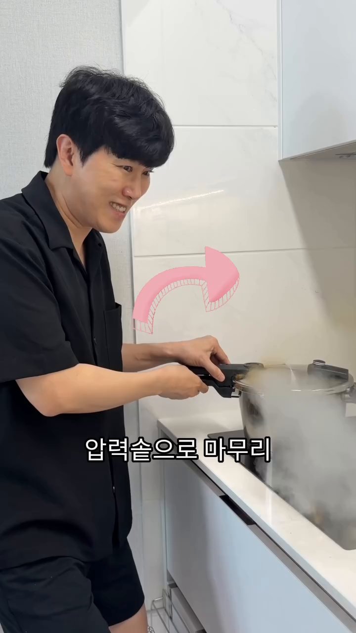 숙성을 위해 통에 돼지고기를 넣고 소스를 차곡차곡 부어줍니다. 고기 한 줄, 소스 한 국자의 비율로 쌓아주세요.