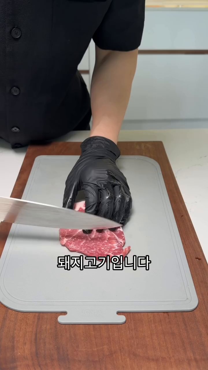 냉장고에서 하루 이상 숙성시켜 맛을 깊게 합니다. 이때 다시마를 함께 넣으면 감칠맛이 더해집니다.