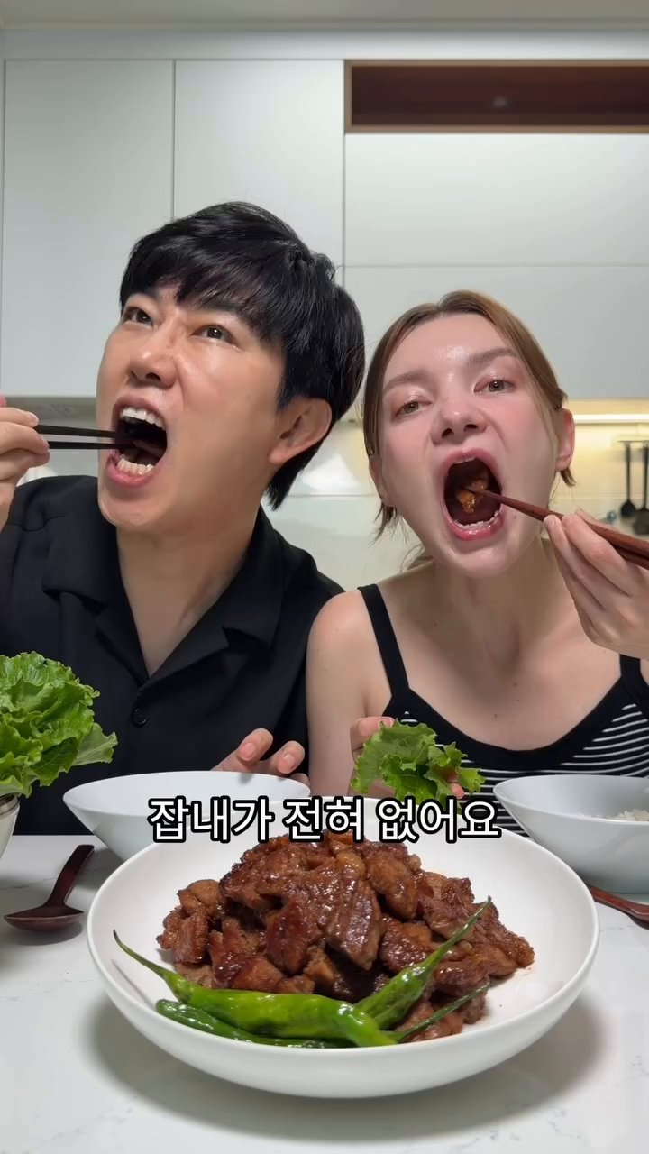 숙성이 끝난 돼지고기를 꺼내어 그릴이나 팬에서 구워줍니다. 고기가 노릇하게 구워질 때까지 익힙니다.