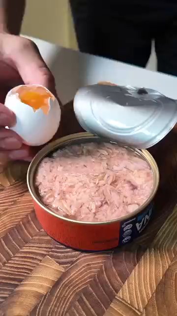 참치를 그릇에 옮겨서 계란 1개를 추가하고, 맛소금 1티스푼, 후추 0.5티스푼, 마늘가루 1티스푼을 넣습니다.
