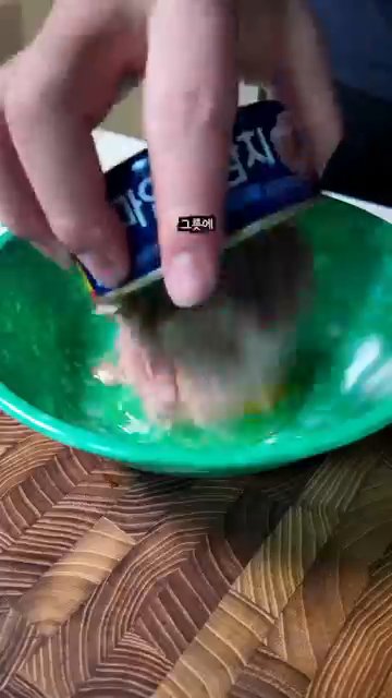 재료를 잘 섞어서 잠시 둡니다.