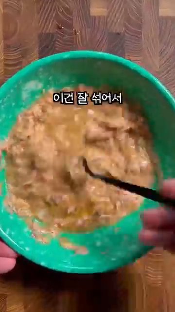 팬에 식용유를 두르고 중불에서 양파 1개를 볶아 약간 갈색이 되게 합니다.