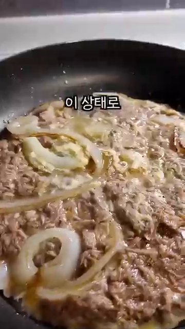 볶은 양파 위에 준비한 계란과 참치 혼합물을 팬 전체에 골고루 펴줍니다.