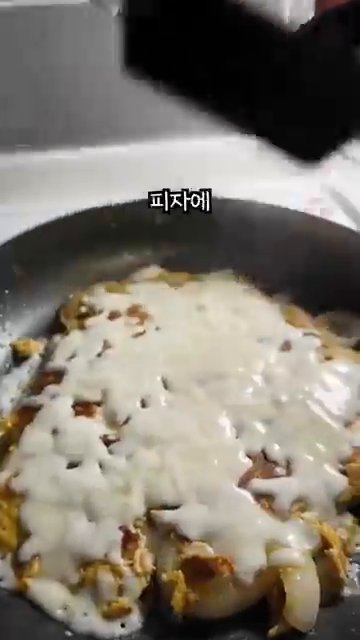 이 상태로 뚜껑을 덮고 5분간 익힌 후, 뒤집어줍니다.