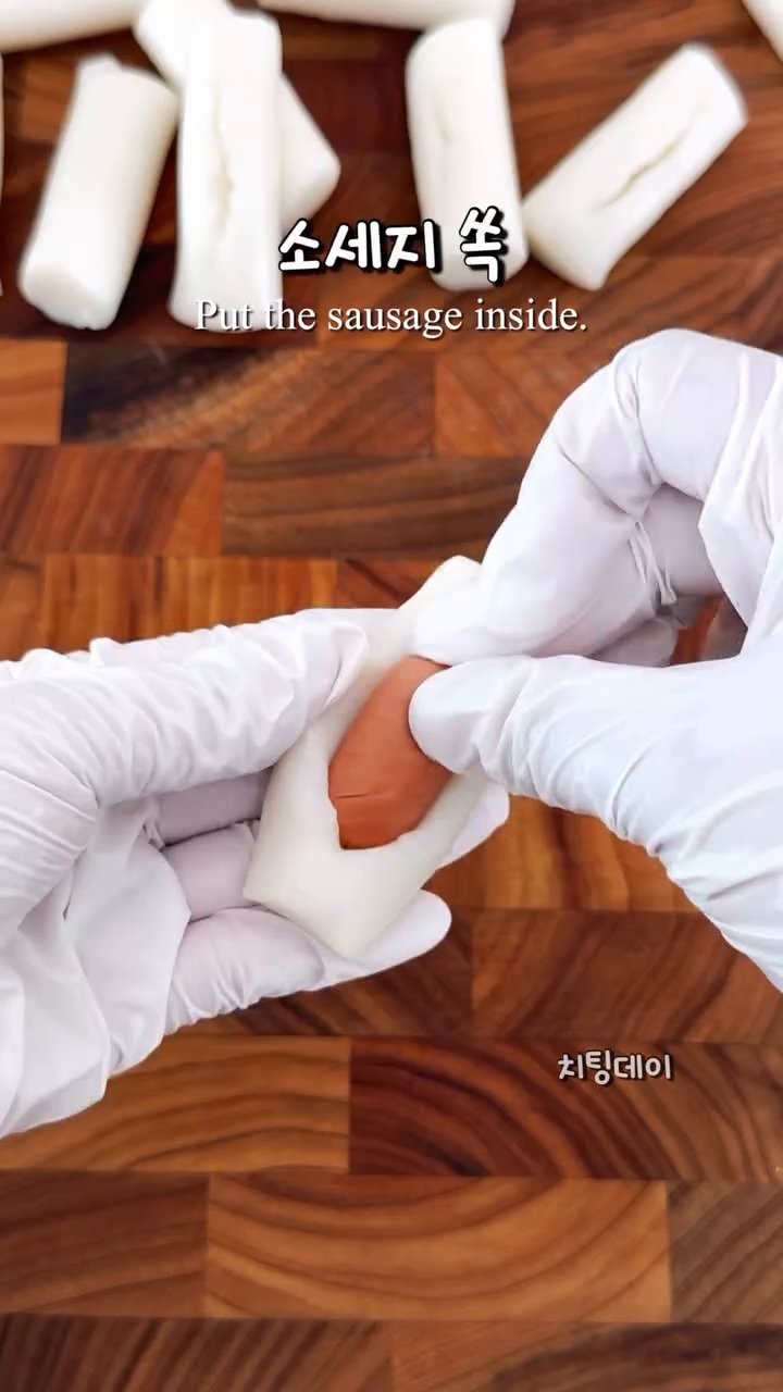 준비한 떡과 소세지를 꼬치에 하나씩 끼워서 떡꼬치를 만들어줍니다.