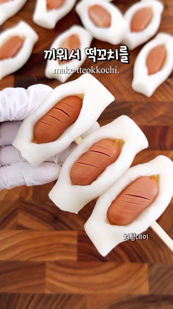 팬에 기름을 두르고 떡과 소세지를 앞뒤로 노릇하게 구워줍니다.