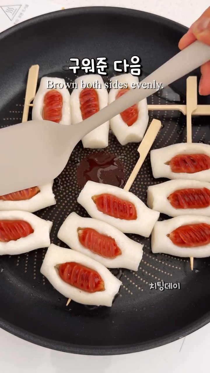 케찹, 설탕, 간장, 물엿, 고추장을 넣고 한 번 끓여 양념을 만들어줍니다.