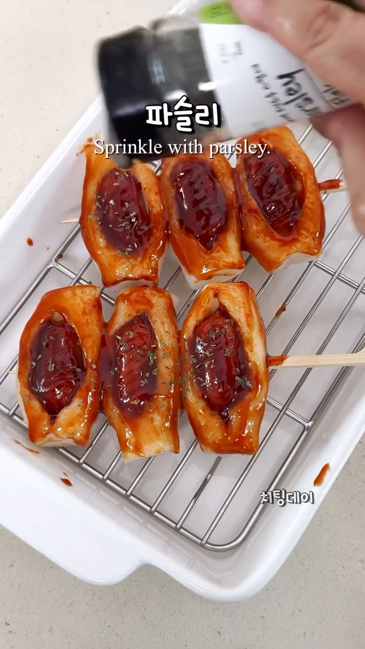 마지막으로 파슬리를 뿌려서 완성합니다.