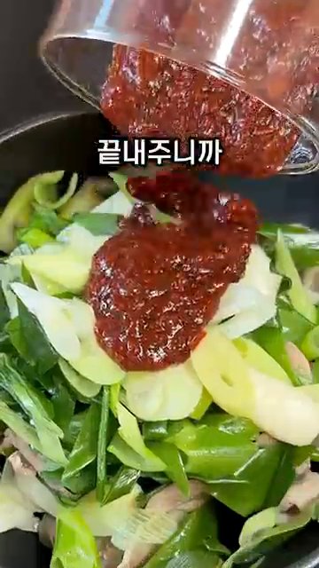 물이 끓으면 대패목살 300g과 청주 3스푼을 넣습니다.