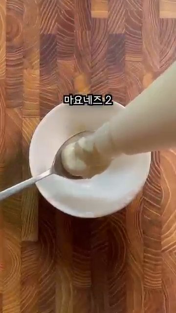 튀긴 크래미를 접시에 담고, 만든 소스를 곁들여 제공합니다.