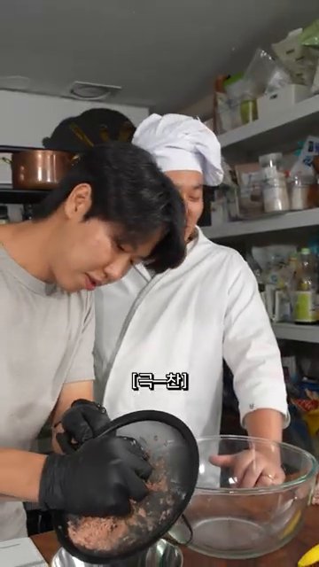 김치를 30분 동안 절여 물기를 짜줍니다.