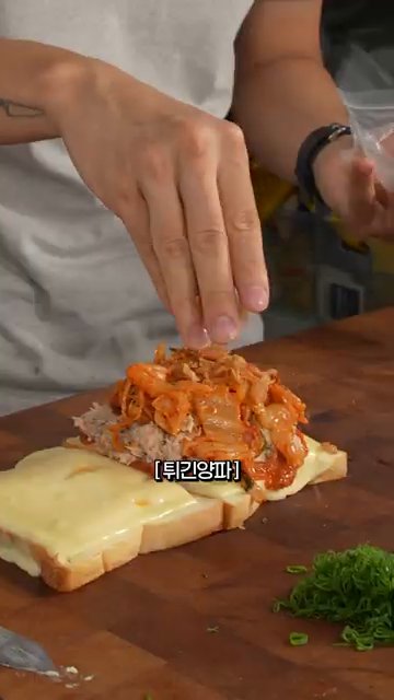 팬에 버터를 두르고 체다 치즈를 녹여줍니다.