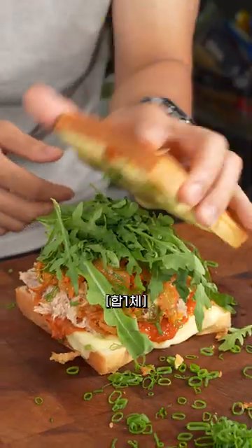 다른 식빵으로 덮고, 팬에서 양면을 노릇하게 구워줍니다.
