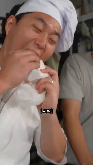완성된 샌드위치를 크리스피 오니언과 스켈리언으로 장식하여 서빙합니다.