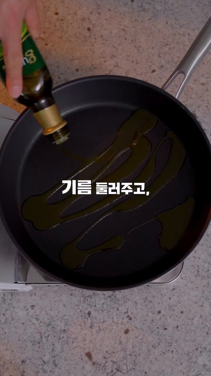 예열된 프라이팬에 기름을 둘러준 후, 감자를 넣고 뒤집어가며 익힙니다.