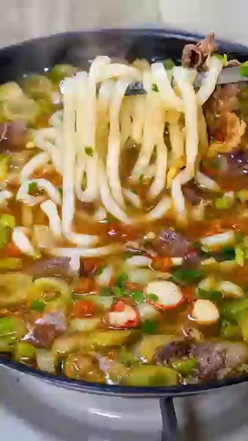 물 500ml에 대파의 흰 부분만 잘게 썰어 넣습니다.