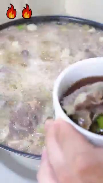 고기가 익으면 참소스에 찍어 먹습니다.