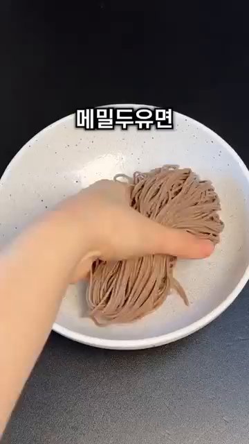 재워둔 오이는 물기를 꽉 짜서 준비합니다.
